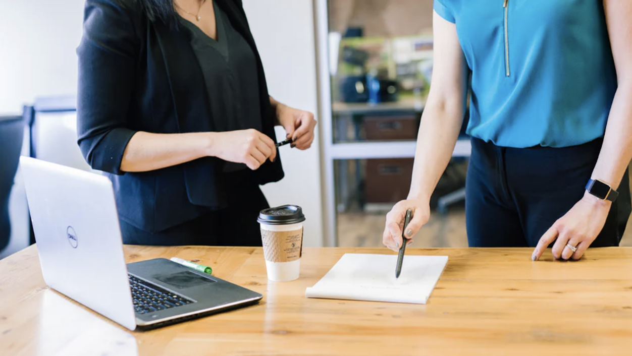 HelloWorld跨境电商助手会员版与免费版全面对比：跨境卖家该如何选择？